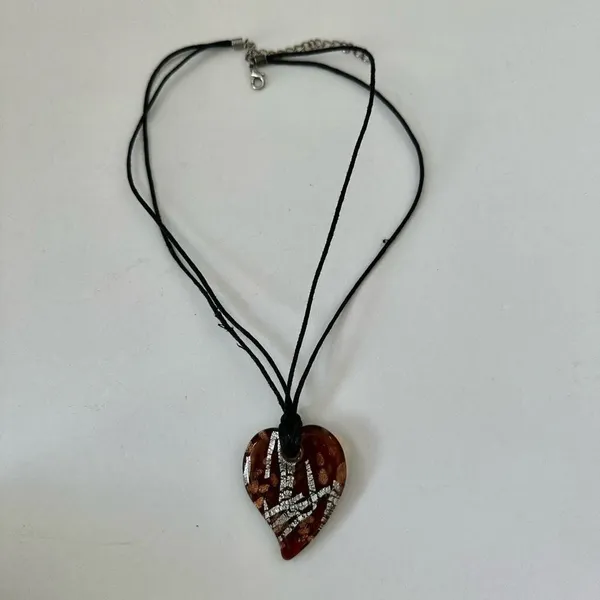 Brown glass heart pendant necklace on cord - Image 3