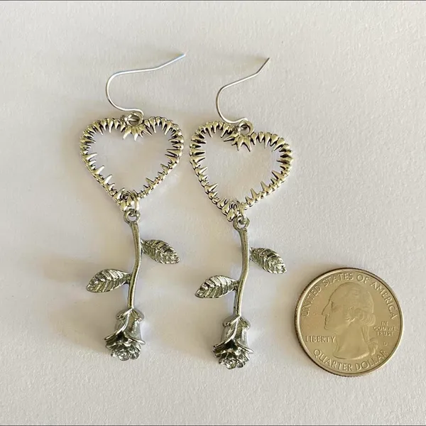 goth rose & thorn heart dangle earrings✨ - Image 4