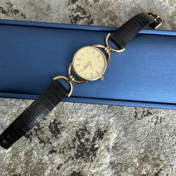 Women’s GUCCI lovely wrist watch❤️💛🖤 - Image 12