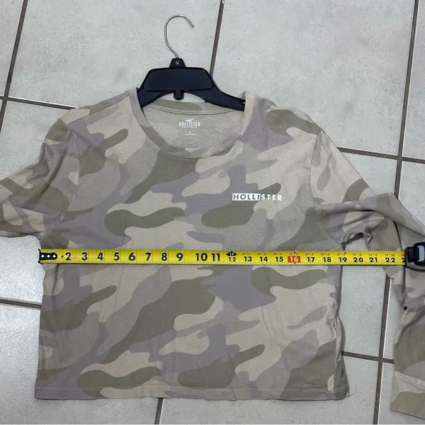 Hollister Women Beige/Green cropped Long sleeve Camo size‎ small - Image 8