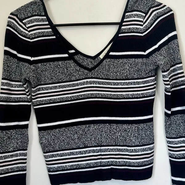 LA Hearts Cropped Striped V-Neckline Long Sleeve Shirt - Size: Small - Image 2