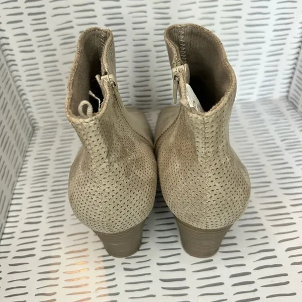 Old Navy Womens 9 Taupe Perforated Peep Toe Ankle Bootie Stacked Block Heel‎ - Image 5