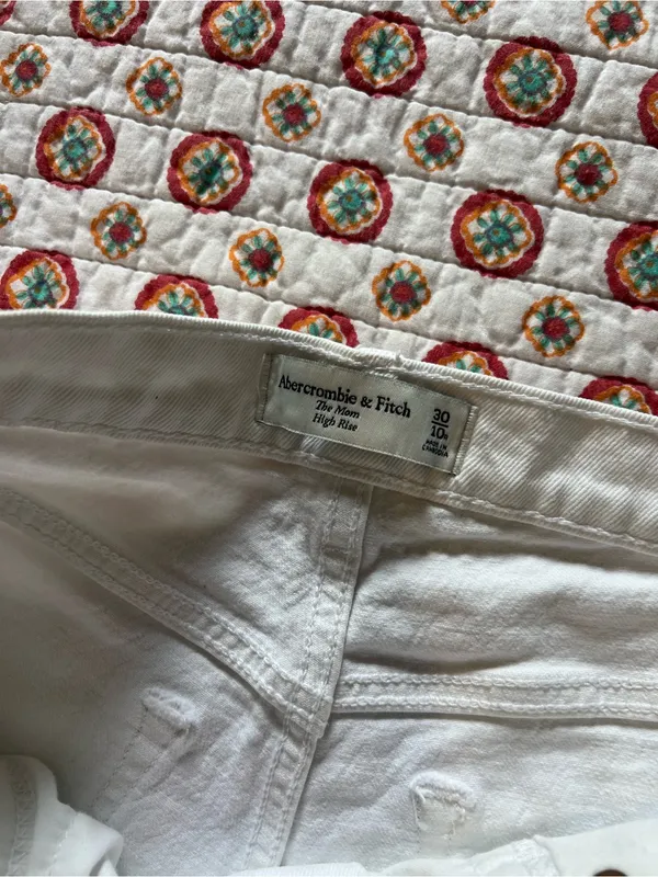 EUC Abercrombie & Fitch Mom High Rise White Jeans size 30/10 - Image 5