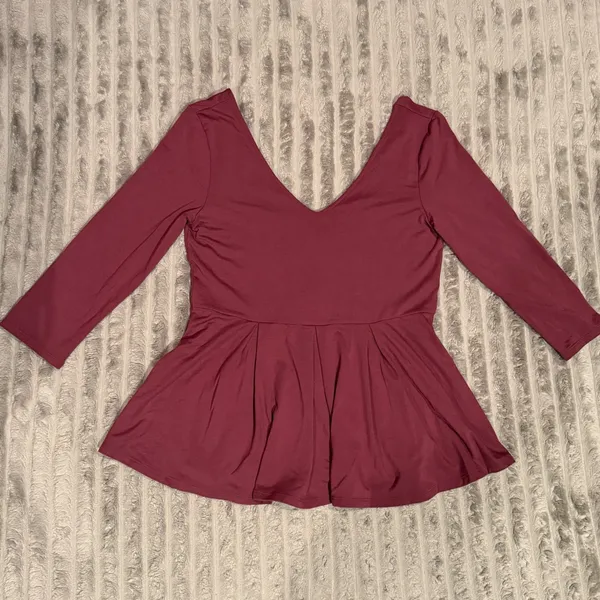 Victoria's Secret Burgundy V-Neck Peplum Top Gold Back Zip 3/4 Sleeve Small - Image 2