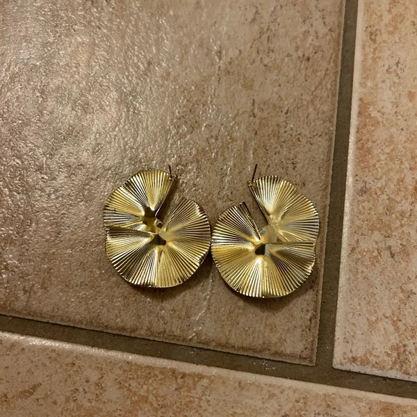 Elegant Gold - Image 4