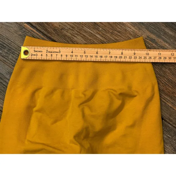 Alphalete Amplify Mustard Yellow Seamless Scrunch Butt Biker Shorts Womens Small - Image 4