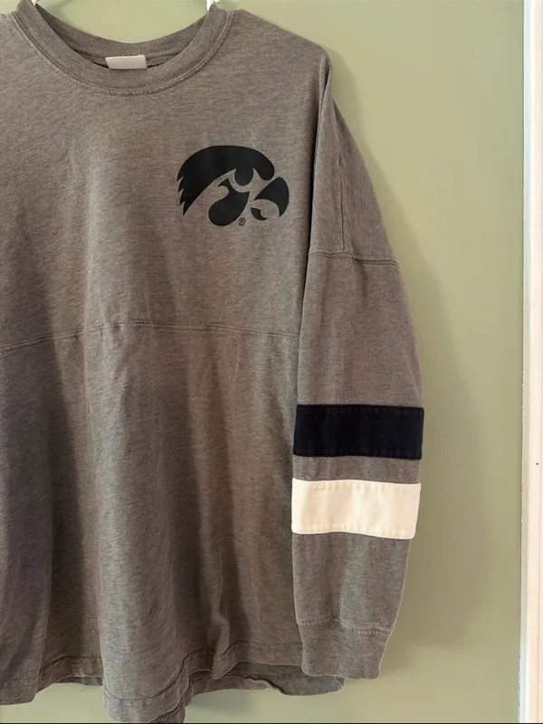 Gray Long Sleeve Iowa Hawkeyes Graphic Tee Size M - Image 2