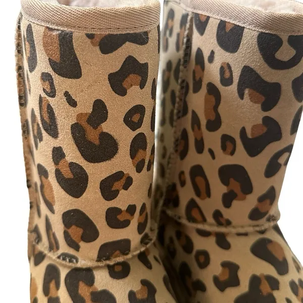 NWOB UGG Classic Short II Sheepskin Boot Leopard Print - Image 6