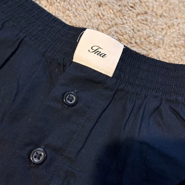 Aritzia Women's Black and Navy Shorts - Image 2