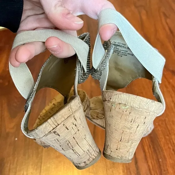𝅺White Mountain Gold Glitter Wedges Size 9.5M - Image 7