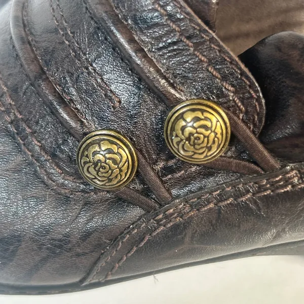 Clarks Collection‎ Cushion Soft Brown Leather Floral Button Wedge Loafers 9.5 M - Image 4