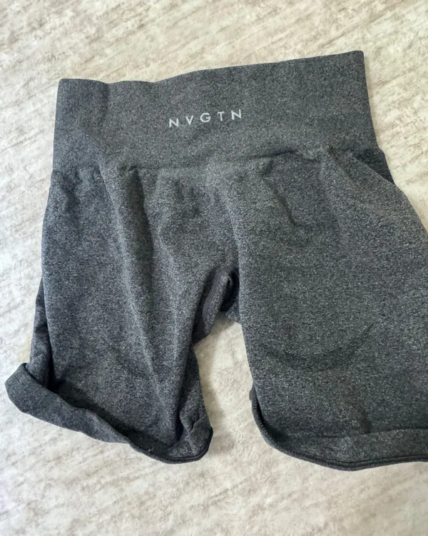 seamless shorts size medium - Image 4