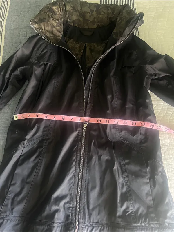 Lululemon fully waterproof rain jacket sz 4 with hidden hood - Image 9