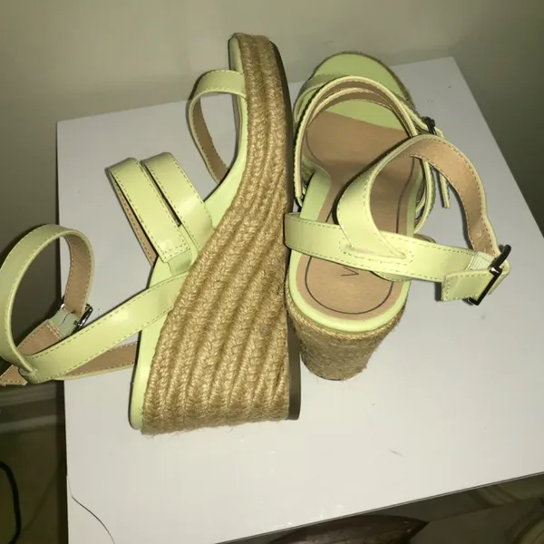 Vionic Sabina wedge-heel platform sandals in pale lime green leather, like new! - Image 9