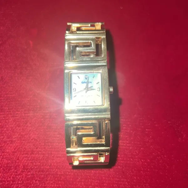 Vintage Gruen Mother of Pearl Genuine Diamond Quartz Ladies Watch - Image 5