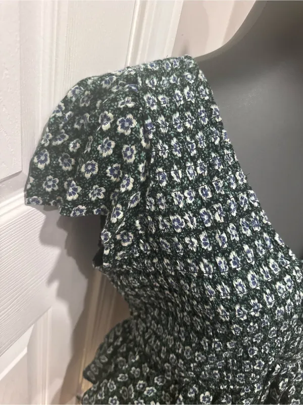 American Eagle Floral Smocked Peplum Top Women’s Large Green V Neck Large - Image 5