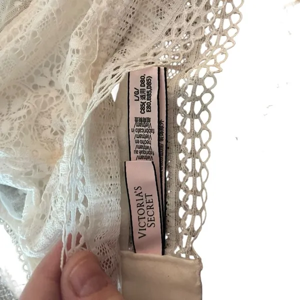 Victoria's Secret Women's Cream Lace Bra - Image 6
