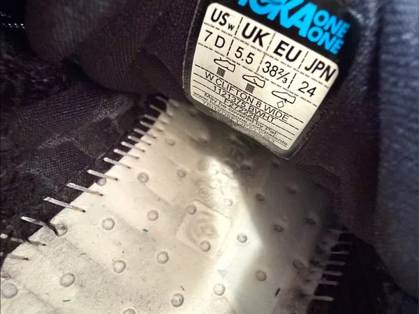 Hoka one W Clifton 8 wideBlack and White Road Running Shoes without insoles - Image 9