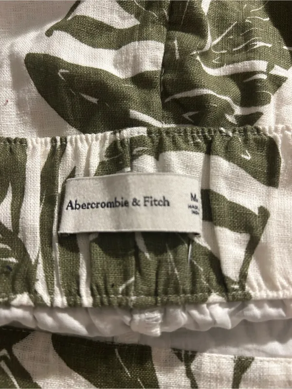 Abercrombie & Fitch Olive Green Leaf Print Pleated Shorts - Image 3