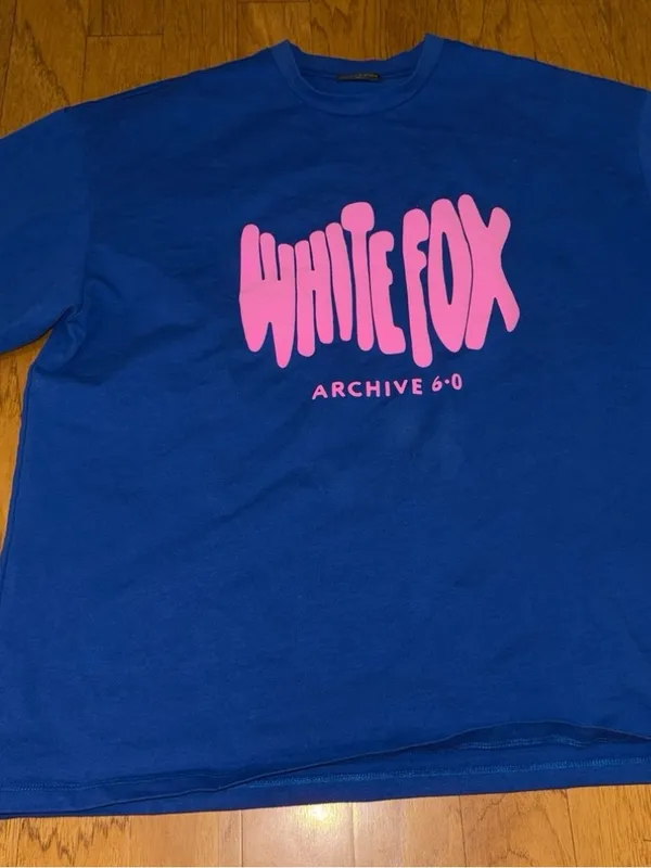 Brand New White Fox Archive 6.0 Oversized Tee in Blueberry & neon pink Size M/L - Image 3