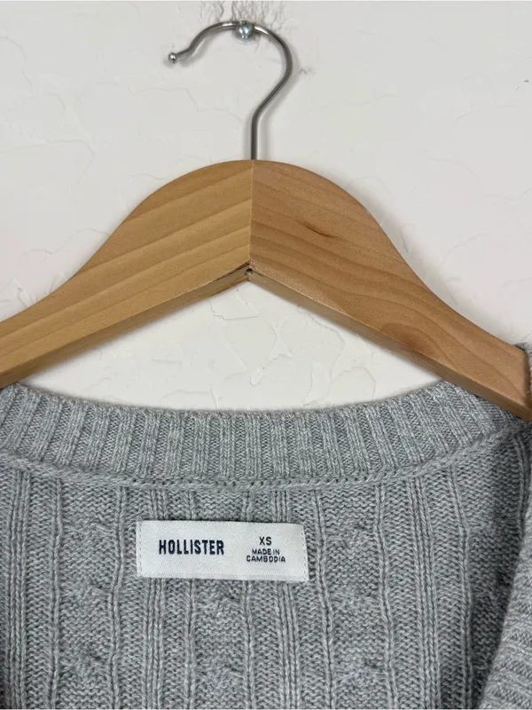 Hollister fitted cable knit V-neck sweater in light gray - Image 5