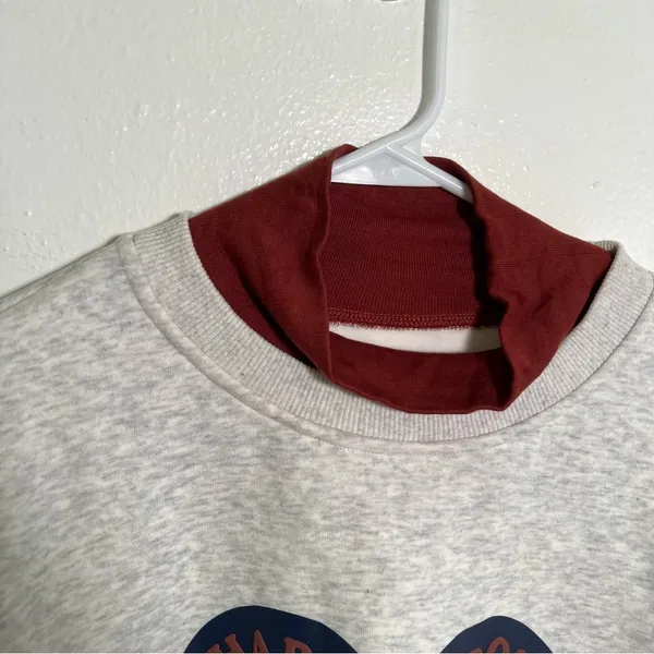 Women's‎ Mock Neck Sweatshirt Hart Bros New Rosslyn Hotels Light Gray Burgundy - Image 5