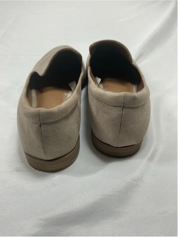 Universal Threads Womans Universal Thread Slip On Loafers 8.5 Beige Flat Heel Round Toe - Image 4