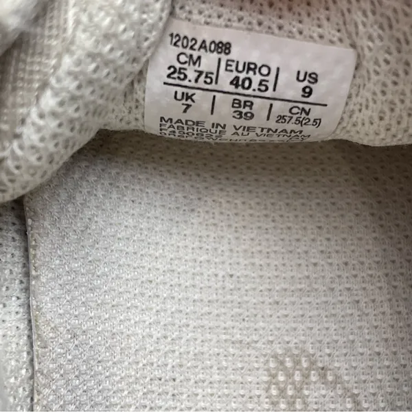 Asics Cream and White Running Shoes (Flawed) - Image 6