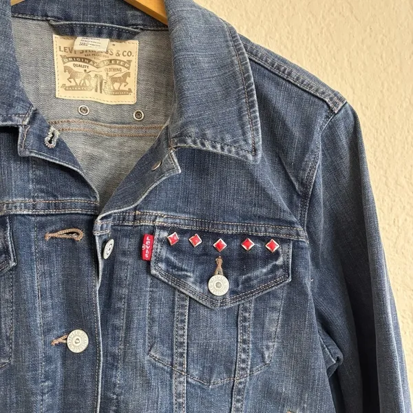 Levis Denim Trucker Jacket Size L Studded Red Diamond Embellished Medium Wash - Image 3