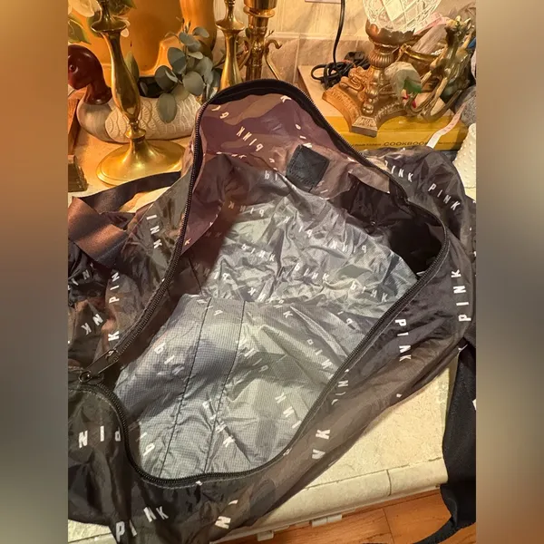 VS PINK PACKABLE DUFFEL (camo print) - Image 9