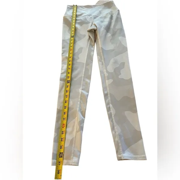 Alo Yoga Women’s Full Length Camouflage Gray / White Leggings Size S - Image 6