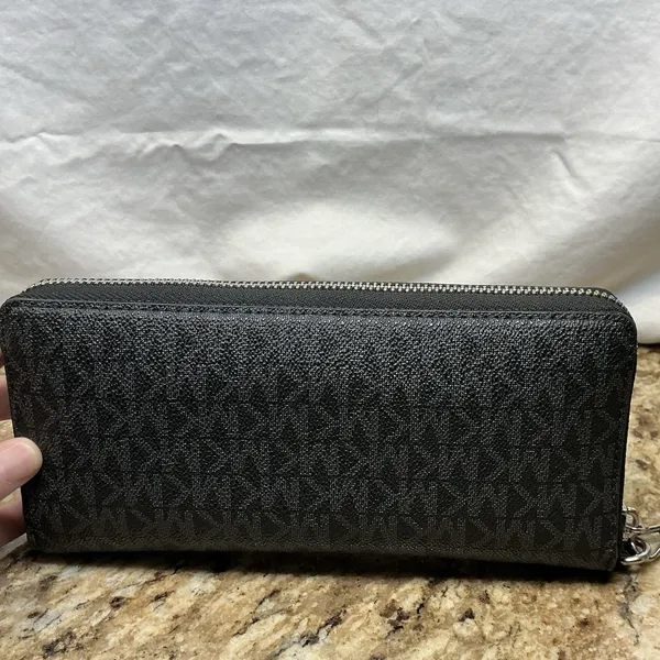 Michael Kors Jet Set Travel Black Signature Wallet 35H8STVT3B Strap Defect - Image 2