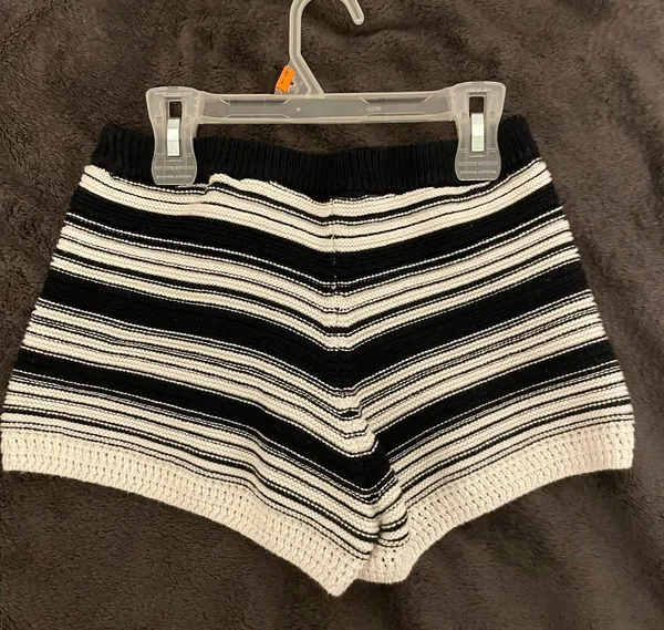 H&M Black and White Shorts - Image 4