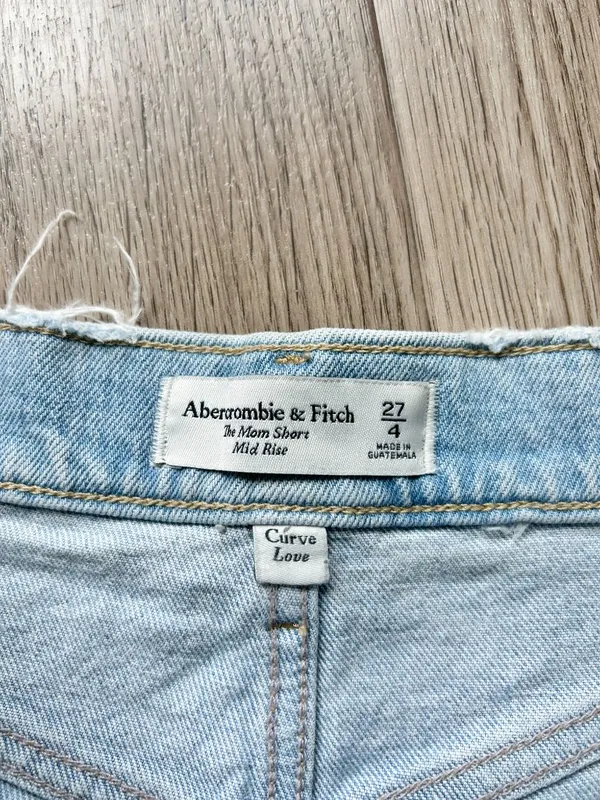 Abercrombie & Fitch The Mom Short Mid Rise Light Wash Distressed Size 27 - Image 4