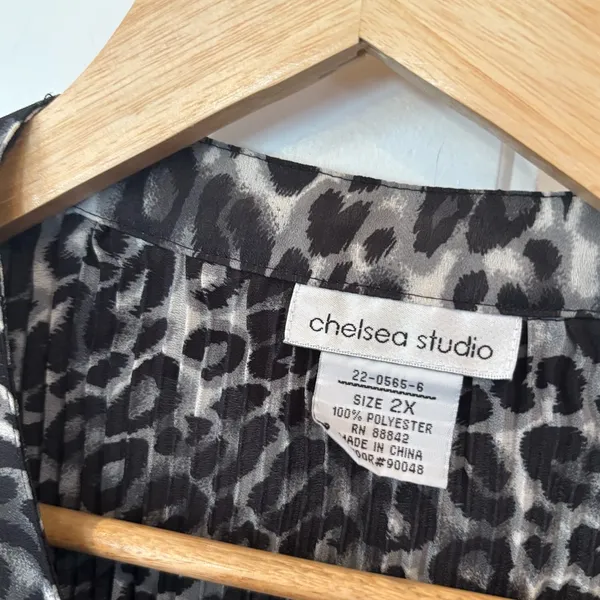 Chelsea‎ Studio Black And Gray Leopard Print Pleated Blouse Size 2X - Image 6