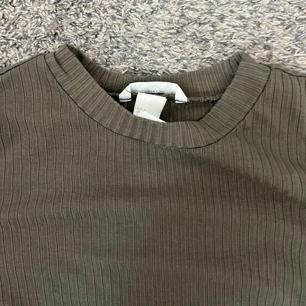 NWOT H&M olive green ribbed long tee shirt - Image 3