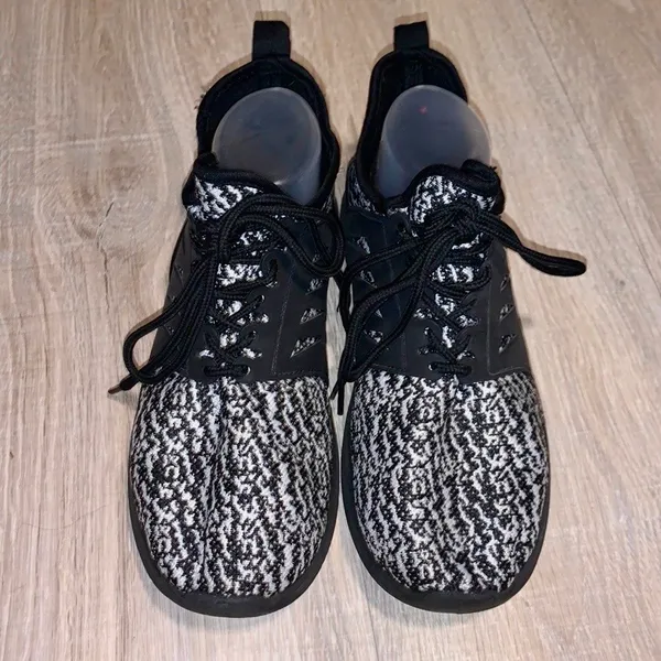 Black & white comfy athletic sneakers woman’s 9 - Image 4