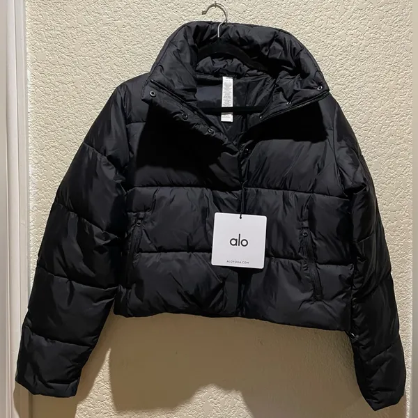 ALO Yoga NWT Gold Rush Puffer Jacket Full Zip, zipper pocket, very warm Black M - Image 5