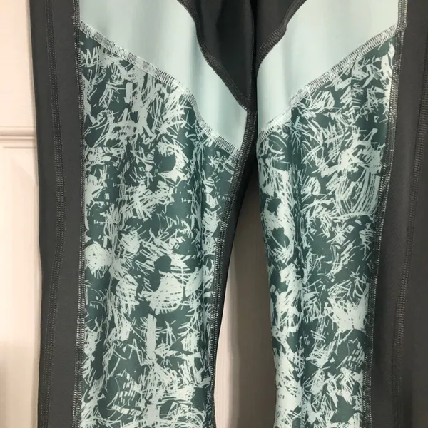 Under Armour grey teal compression cropped leggings size‎ medium activewear - Image 3