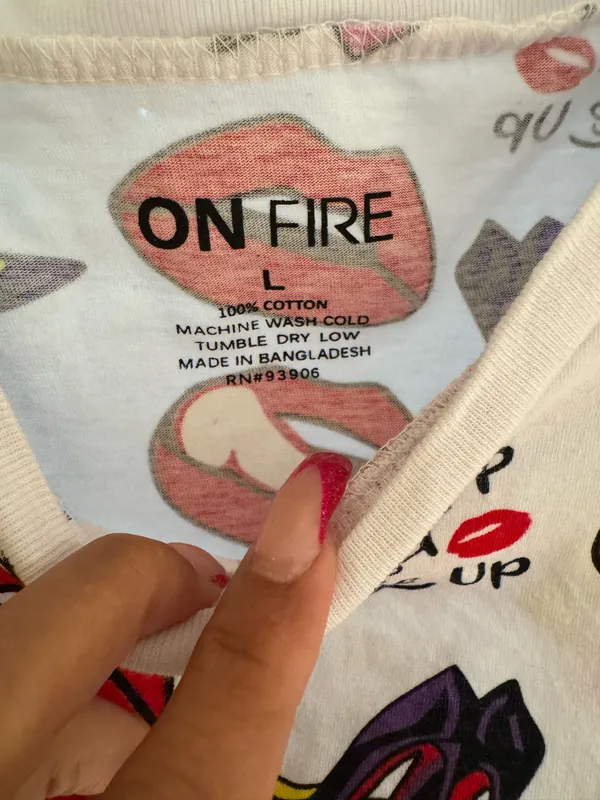 On Fire Graphic Tee with Red Lips and Black Shoes Large - Image 2