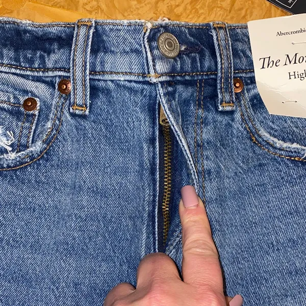 NWT!! Abercrombie & Fitch High Rise The Mom Short Medium Wash Denim Size 24 / 00 - Image 5