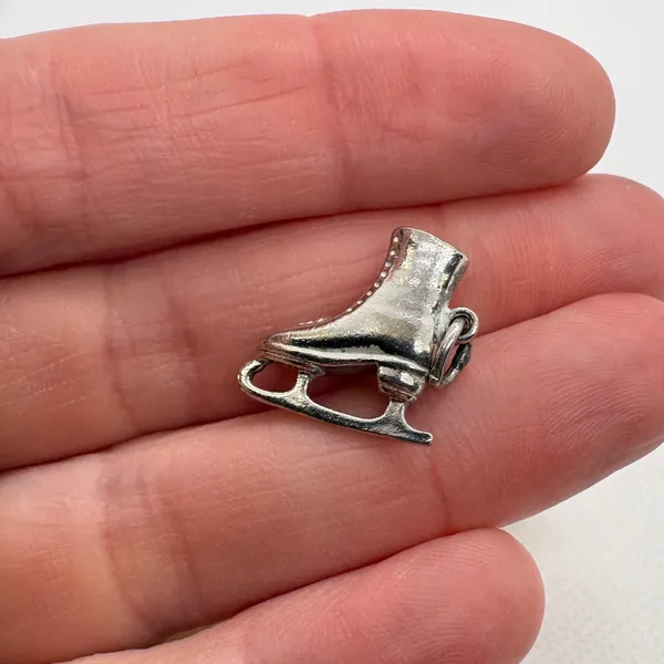 Vintage Silver Tone Ice Skate Charm Red Sole Winter Sports Pendant 3.11g‎ 240 - Image 4