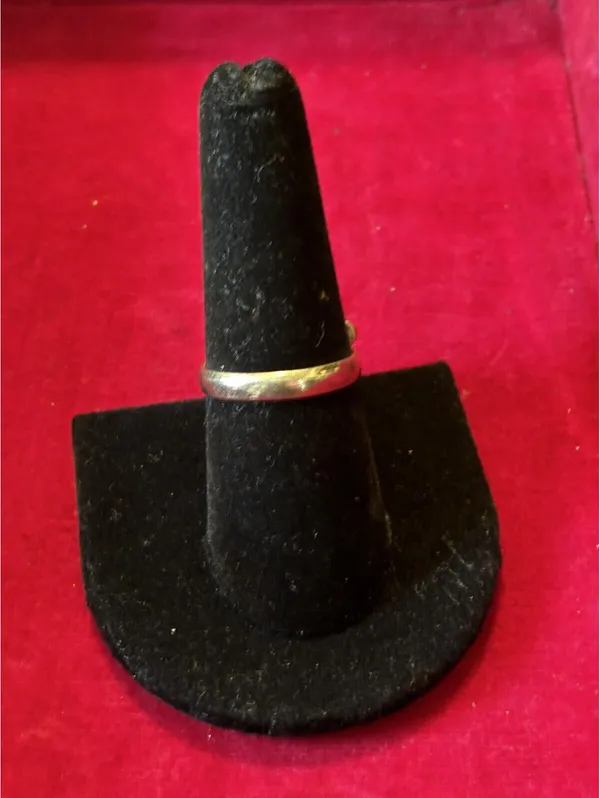 Vintage style Silver Tone Black Onyx Style Beaded Halo Cocktail Statement Ring - Image 3