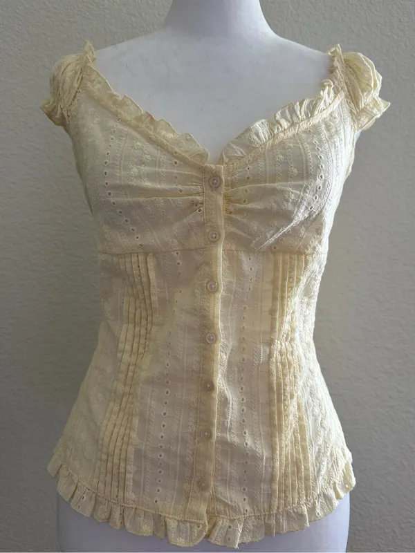 BRANDY MELVILLE Elena Top Floral Eyelet in Butter Yellow Sz. Small - Image 4