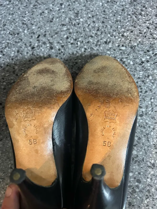 Vintage Versani Black Pointed-Toe Leather Heels with Decorative Knot - Image 5