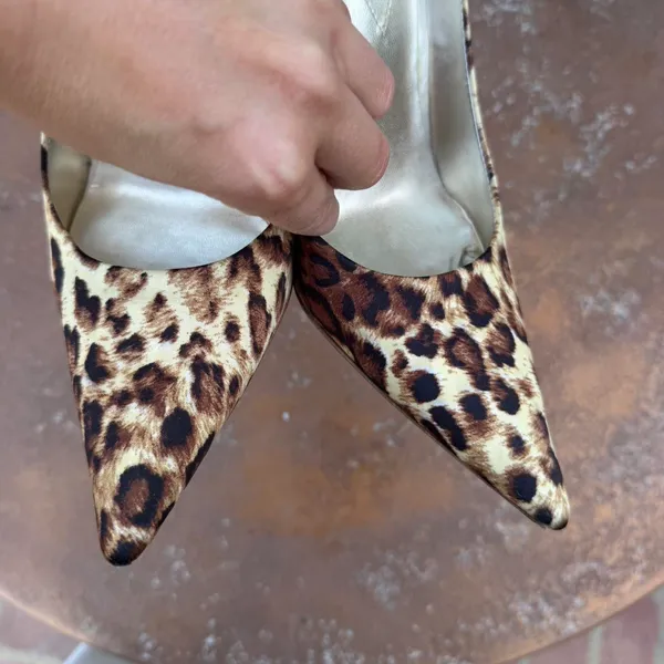 Vintage Y2K GUESS by Marciano leopard print pointed-toe stiletto pumps 8.5 / worn once - Image 5