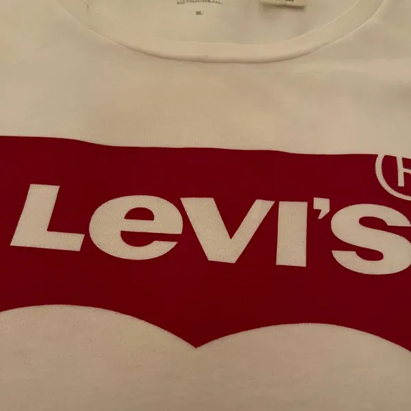 Levi's Classic Red Logo White Tee Size XL - Image 4
