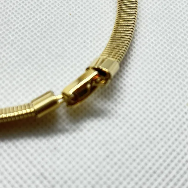 VTG NWOT 1980s Polished Gold Tone Ribbed Chevron Shaped Pendant Choker Necklace - Image 7