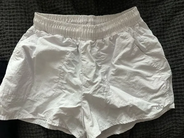 Alo yoga shorts - Image 2