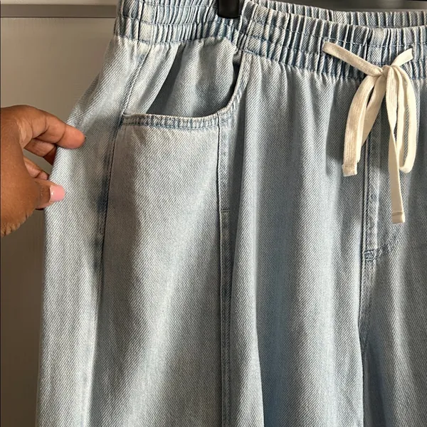 Universal Threads Light Wash Drawstring Wide Leg Jeans - Image 4